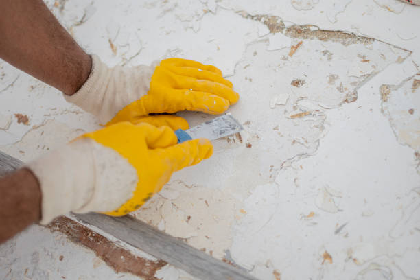 istock Worker repairing with spatula to boat 1589226081