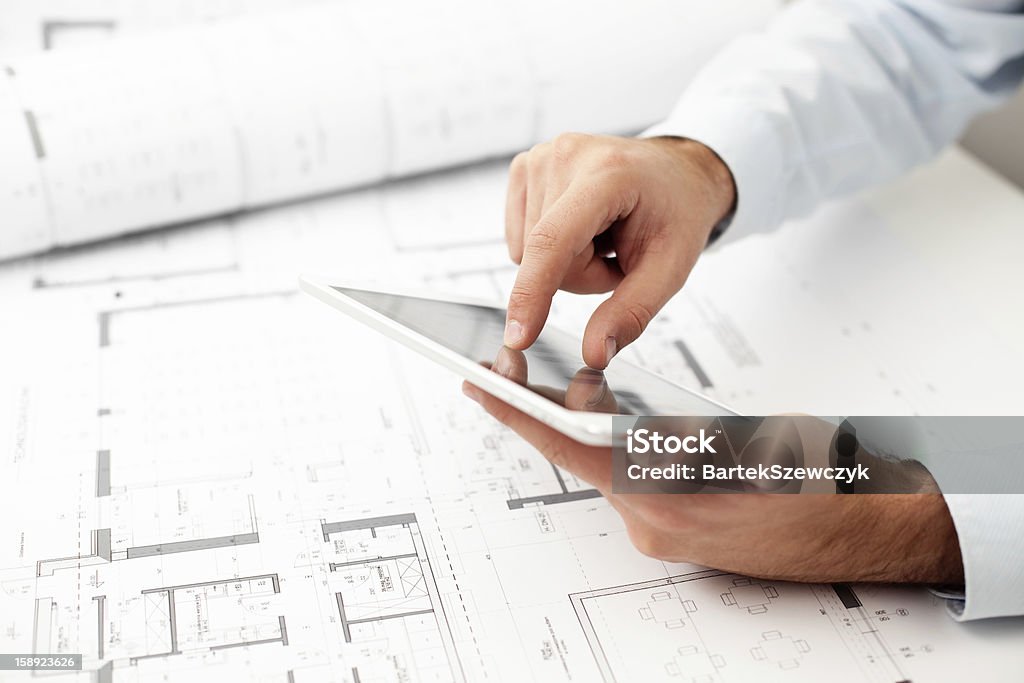 건축설계사 함께 디지털 태블릿 - 로열티 프리 건설 산업 스톡 사진