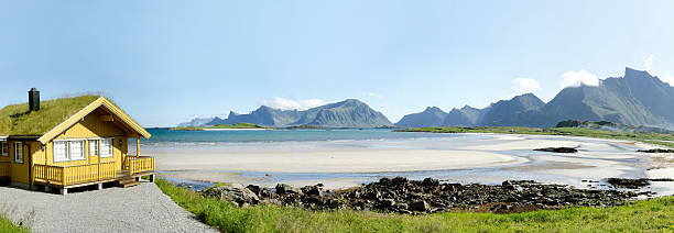 cabaña de verano en the lofoten panorama - norway chalet nordic countries bay fotografías e imágenes de stock