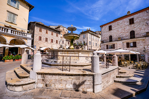 The Monumental Fountain of the Three Lions in the center of the Piazza del Comune, in the historic and medieval heart of Assisi, in Umbria. Built in 1467 by Polimante di Maestro Gentile, today's fountain was rebuilt in 1772 by the stonemason Giuseppe Martinucci.