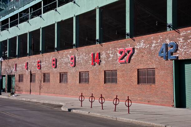 numeri ritirati di famosi giocatori dei red sox - green monster foto e immagini stock