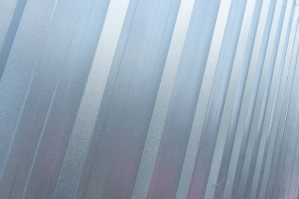 vista diagonal de pared de aluminio brillante con textura de chapa metálica - industry aluminum sheet architecture metallic fotografías e imágenes de stock