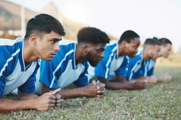 Sports group, soccer and team plank on field for fitness training, workout or exercise outdoor. Football player, club and diversity athlete men with focus for strong competition or sport challenge grupo deportivo, fútbol y equipo de plancha en el campo para entrenamiento físico, entrenamiento o ejercicio al aire libre. jugador de fútbol, club y hombres atletas de diversidad con enfoque para una fuerte competencia o desafío deportivo
