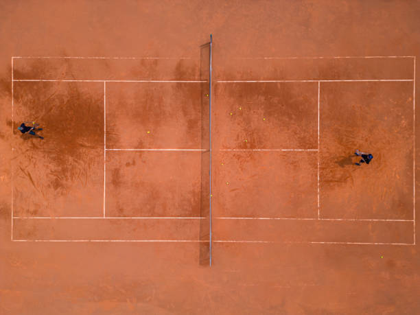 panoramiczny widok z góry rejestruje trening tenisa. gracze na boisku są skoncentrowani, pokazując umiejętności i entuzjazm w każdym uderzeniu. - tennis court sports training tennis net zdjęcia i obrazy z banku zdjęć