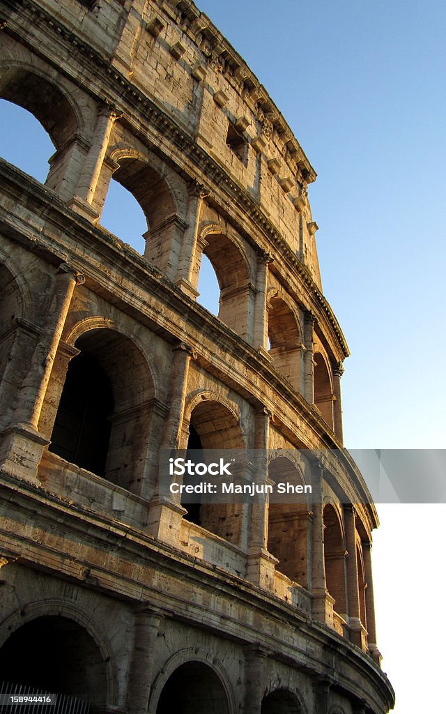 Il Colosseo al tramonto - Foto stock royalty-free di Ambientazione esterna