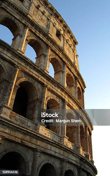 Il Colosseo Al Tramonto - Fotografie stock e altre immagini di Ambientazione esterna - Ambientazione esterna, Anfiteatro, Antico - Condizione