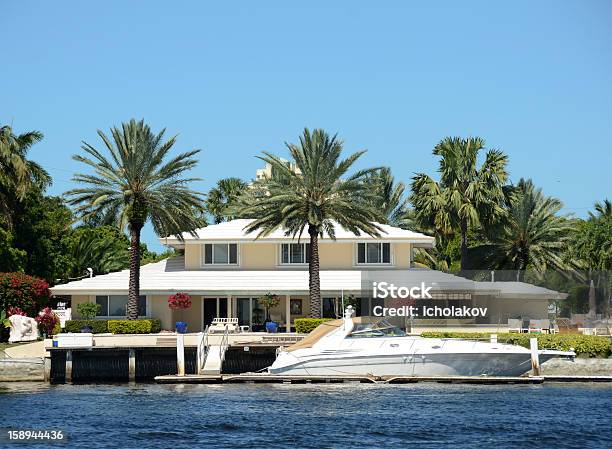Luksusowe Waterfront Domu - zdjęcia stockowe i więcej obrazów Budowla mieszkaniowa - Budowla mieszkaniowa, Dzielnica nadbrzeżna, Miami