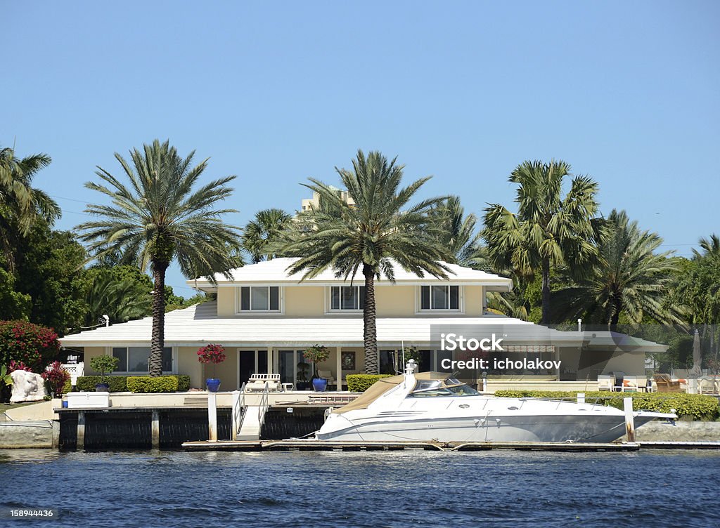 Casa de luxo de frente para o mar - Foto de stock de Edifício residencial royalty-free