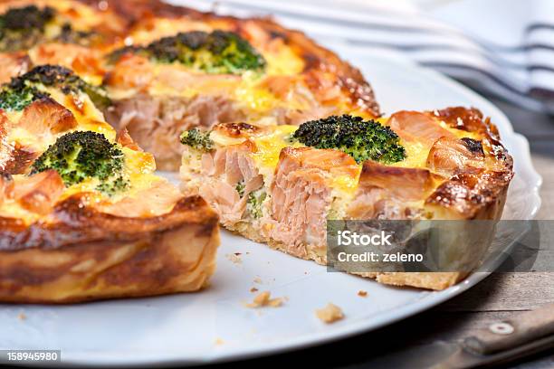 Salmão E Brócolos Quiche - Fotografias de stock e mais imagens de Salmão - Peixe - Salmão - Peixe, Brócolo, Quiche