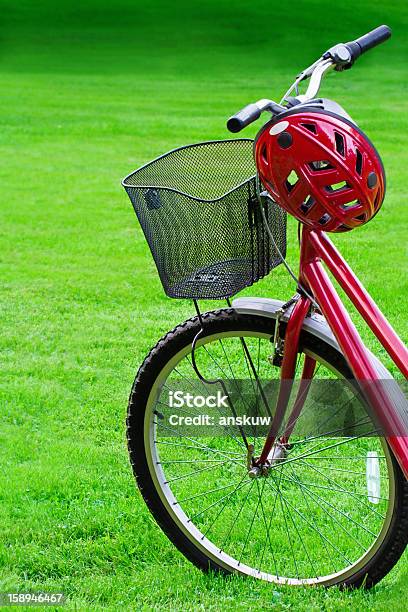 레드 자전거 및 헬멧 녹색 잔디 두발자전거에 대한 스톡 사진 및 기타 이미지 - 두발자전거, 빨강, 스포츠 헬멧