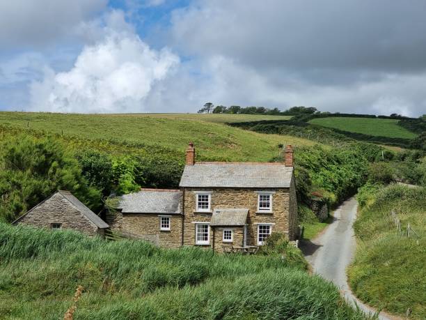 Landscape with house Cornish cottage surrounded by the fields house uk countryside stock pictures, royalty-free photos & images