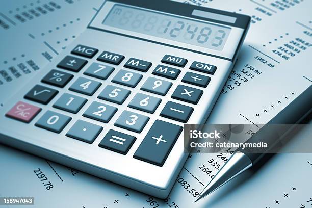 Z Pióro I Kalkulator Usiądź Na Stronie Z Numerami - zdjęcia stockowe i więcej obrazów Kalkulator - Kalkulator, Finanse, Matematyka