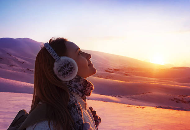 femme dans les montagnes - ear muff photos et images de collection