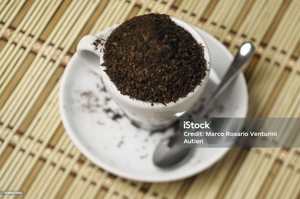 Troppo caffè (gound, traboccante di una tazza), offuscamento della vista - Foto stock royalty-free di Abbondanza