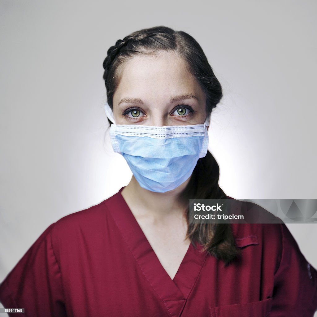 Séduisante jeune Infirmière avec Masque de chirurgien - Photo de Adulte libre de droits