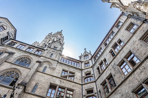 The New City Hall in Munich is centrally located on Marienplatz. In the courtyard of the architecturally interesting, neo-Gothic building is a restaurant where you can dine in the shade of the building.