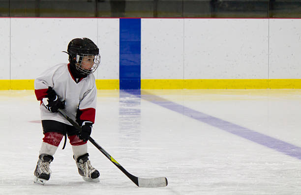 mały chłopiec gra ice hockey - ice hockey child childhood little boys zdjęcia i obrazy z banku zdjęć