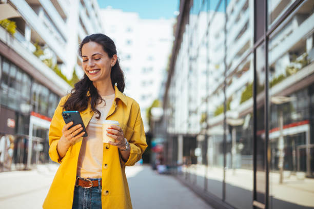 istock Texting in the city 1589493169