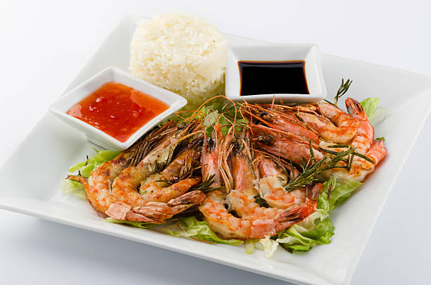 camarón brochetas - prepared shrimp skewer rice prepared fish fotografías e imágenes de stock