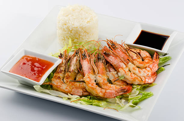 des brochettes de crevettes - prepared shrimp skewer rice prepared fish photos et images de collection