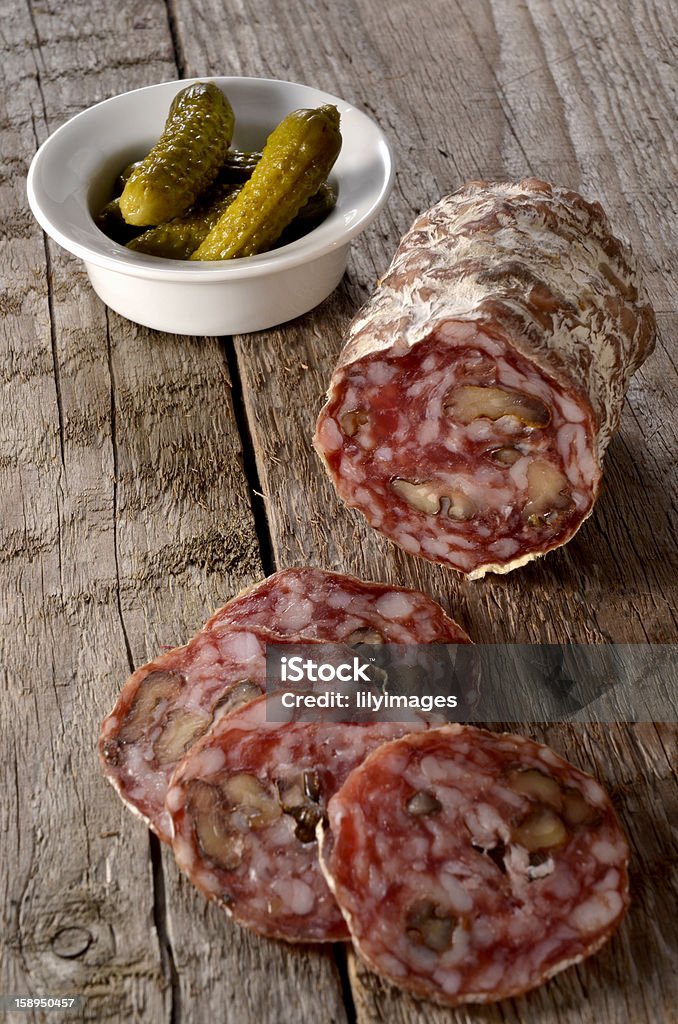 Walnut salami avec des concombres marinés - Photo de Aliment libre de droits