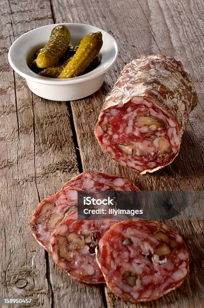 Noz Salame Com Pepinos Em Conserva - Fotografias de stock e mais imagens de Carne - Carne, Carne de Porco, Comida