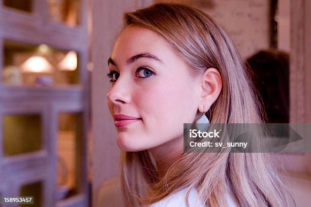 Sonriente Mujer Joven Foto de stock y más banco de imágenes de Adulto - Adulto, Adulto joven, Azul