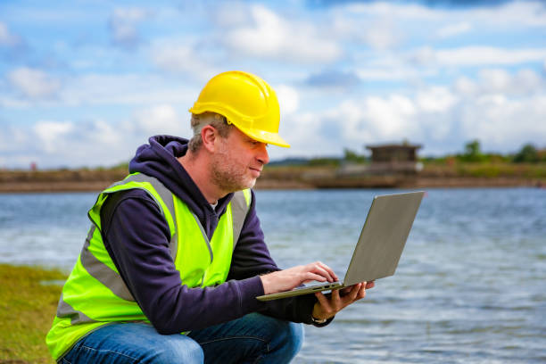 istock Maintenance engineer working at the reservoir 1589535023