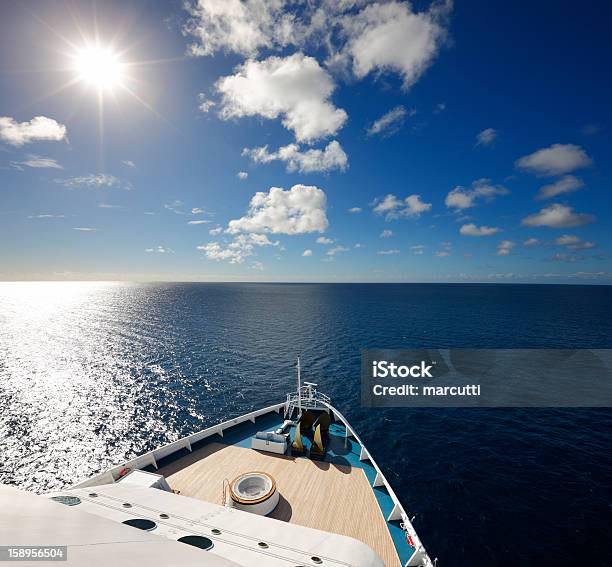 Cruzador De - Fotografias de stock e mais imagens de Ao Ar Livre - Ao Ar Livre, Barco à Vela, Cena de tranquilidade