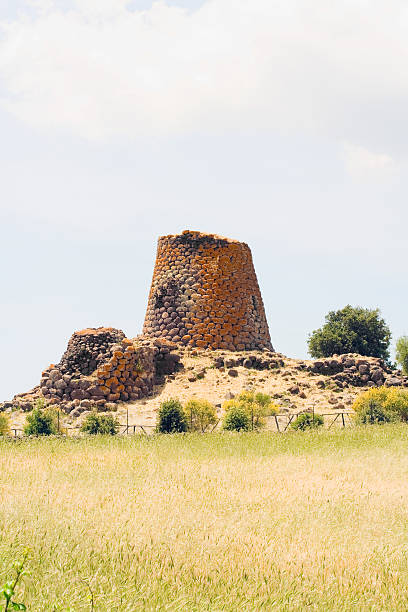 nuraghe de sardaigne - nuragic photos et images de collection