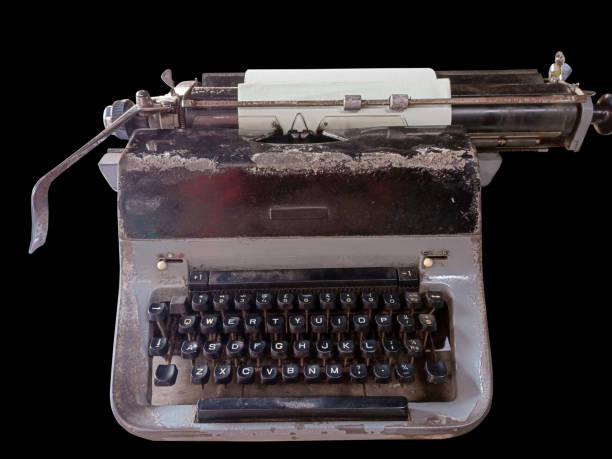 foto de una antigua máquina de escribir desgastada sobre fondo negro - typewriter typebar alphabet retro revival fotografías e imágenes de stock