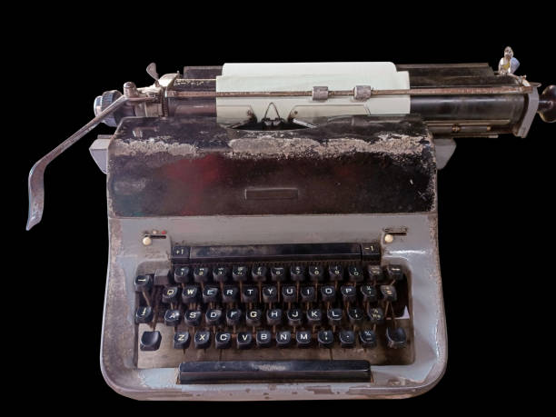 zdjęcie starożytnej, zużytej maszyny do pisania na czarnym tle - retro revival typewriter key typebar old fashioned zdjęcia i obrazy z banku zdjęć