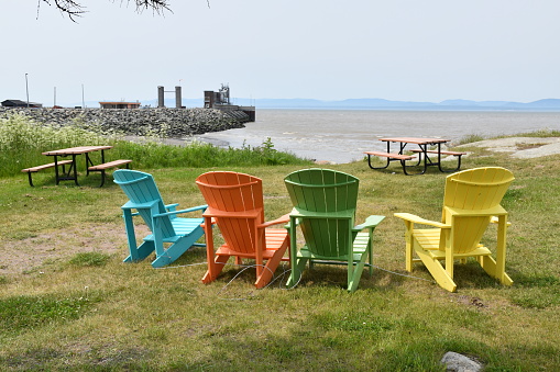 Des chaises en bordure du fleuve, Rivière-du-loup, Québec, Canada