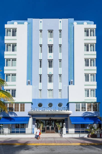 facciata dell'hotel art deco park central con palme a ocean drive, south beach, miami. - park central hotel ocean drive miami beach hotel foto e immagini stock