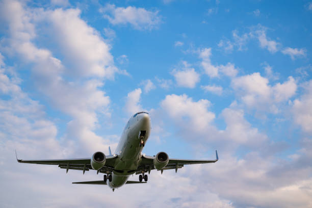 istock An airplane attempting to land. 1589810093