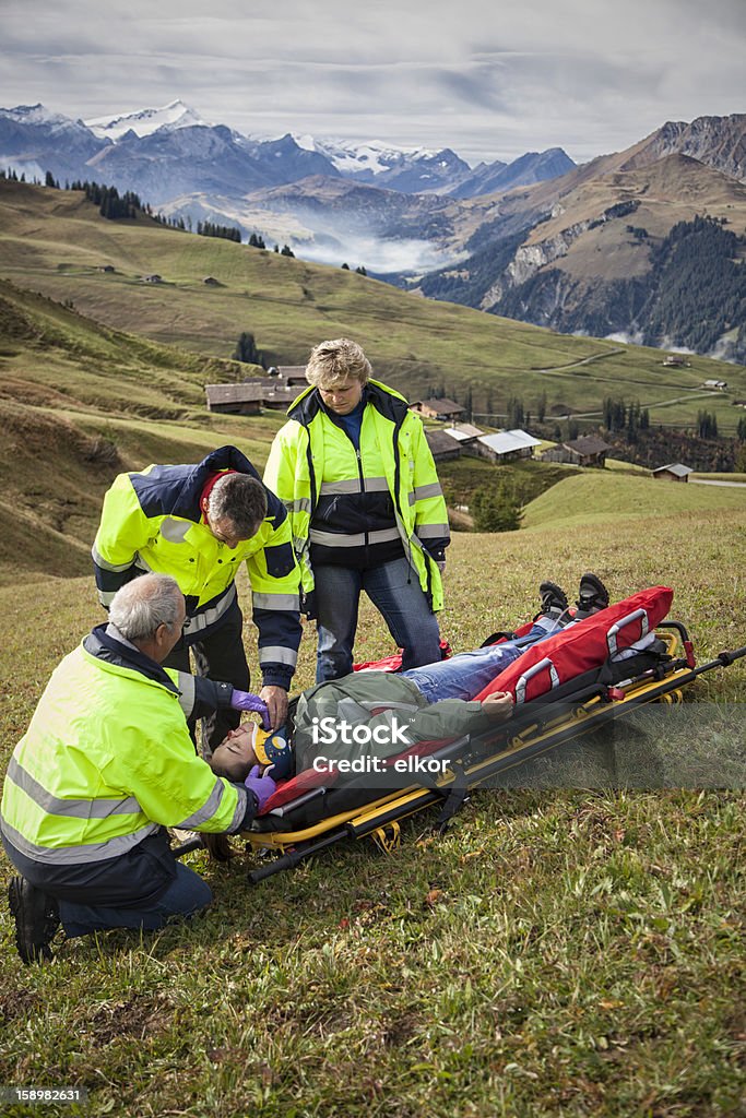 Swiss Paramedics equipe de cuidados de mulher ferida em alpes australianos - Foto de stock de Acidente royalty-free
