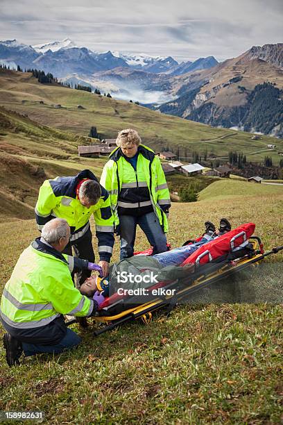 Foto de Swiss Paramedics Equipe De Cuidados De Mulher Ferida Em Alpes Australianos e mais fotos de stock de Acidente