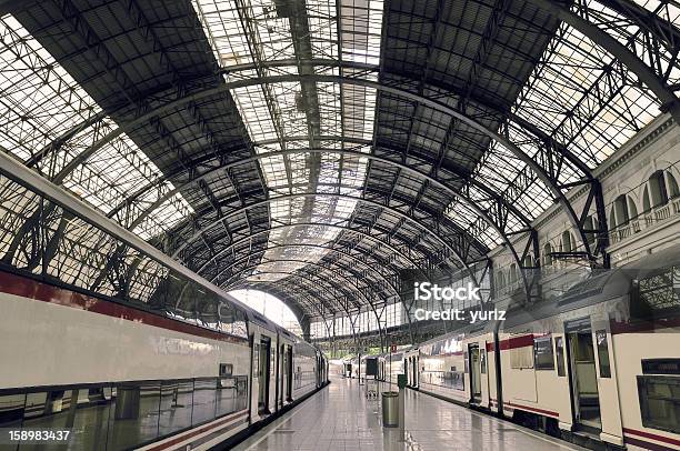 鉄道駅 - 乗り物のドアのストックフォトや画像を多数ご用意 - 乗り物のドア, 人物なし, 写真