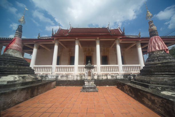 Mon-style churches and pagodas are built on square bases. The base of the next pagoda is an octagonal base. Some of them are decorated with stucco patterns in the grille pattern or floral designs at Wat Kongkaram temple. Located at Ratchaburi Province in Thailand. las iglesias y pagodas de estilo mon están construidas sobre bases cuadradas. la base de la siguiente pagoda es una base octogonal. algunos de ellos están decorados con patrones de estuco en el patrón de rejilla o diseños florales en el templo wat kong