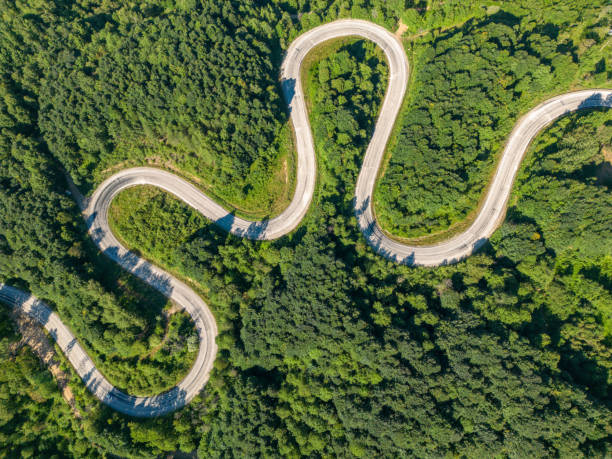 drohnenansicht der kurvenreichen straße von der stadt domanic in kutahya in richtung inegöl - double bend sign fotos stock-fotos und bilder