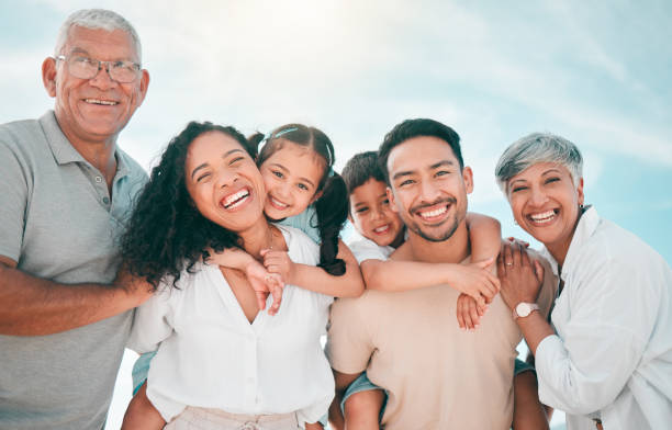 famiglia, generazioni e ritratti, persone nella natura e sorrisi con nonni, genitori e figli che legano. felicità, uomini e donne con bambini all'aria aperta, amore e fiducia con il sostegno in vacanza - family summer portrait nature foto e immagini stock