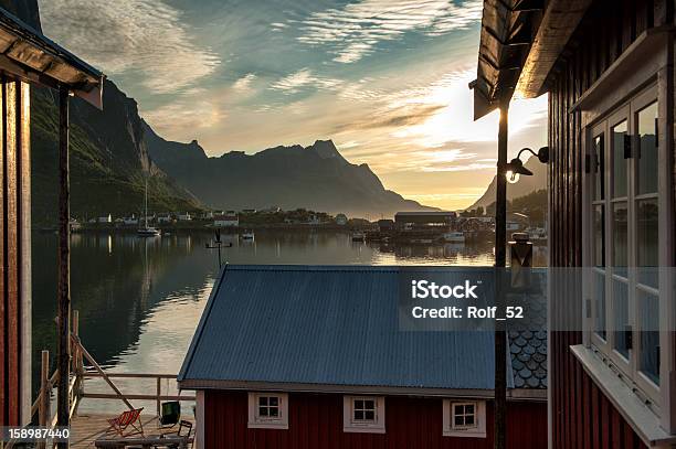 Sol Da Meianoite No Norte Da Noruega - Fotografias de stock e mais imagens de Noite - Noite, Aldeia de Pescador, Noruega