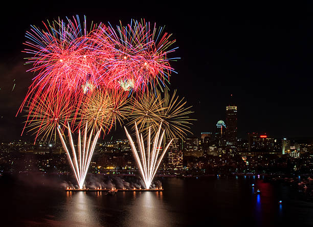 7 월 4일 파이어워크 보스턴 - firework display pyrotechnics cityscape high up 뉴스 사진 이미지