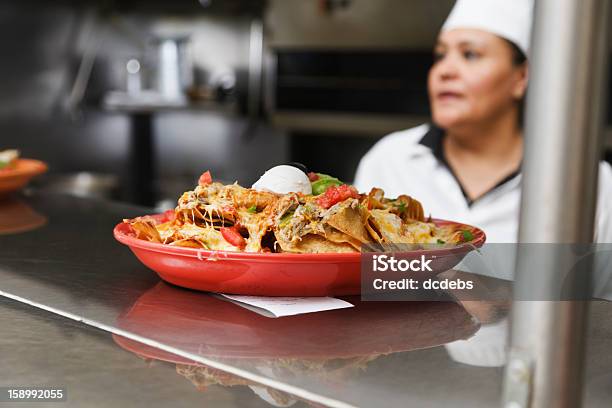 Nacho Teller Im Restaurant Küche Der Mexikanischen Stockfoto und mehr Bilder von Mexikanisches Restaurant - Mexikanisches Restaurant, Abwarten, Arbeiter