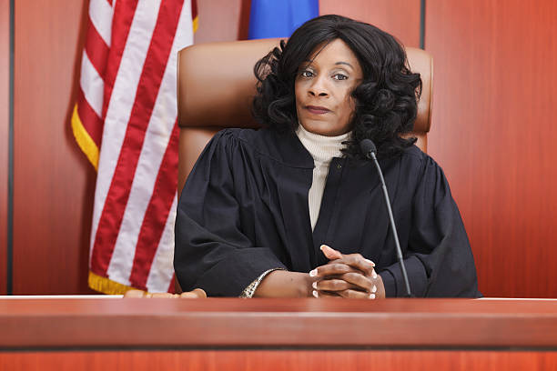 femmes assis dans la salle d'audience juge - court legal system justice gavel photos et images de collection