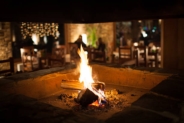 居心地のよい暖炉のマウンテンロッジの温かみのある木製のインテリア - コテージ ストックフォトと画像