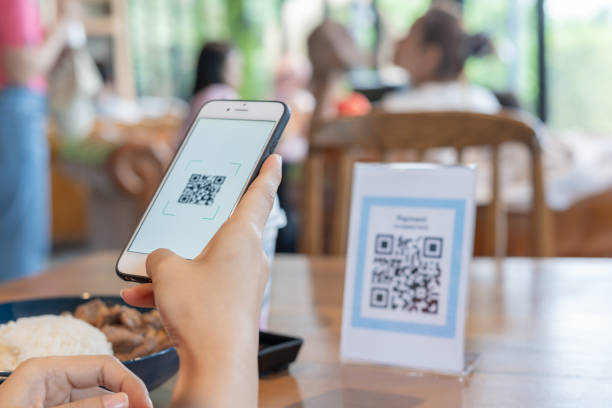 Woman use smartphone to scan QR code for order menu in cafe restaurant with a digital delivery. Choose menu and order accumulate discount. E wallet, technology, pay online, credit card, bank app. mujer usa un teléfono inteligente para escanear el código qr para el menú de pedidos en el restaurante cafetería con una entrega digital. elija menú y ordene acumular descuento. monedero electrónico, tecnología, pago en línea, tarjeta de crédito,