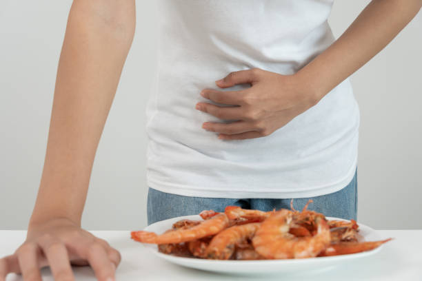 food allergies, women have reactions itching and redness after eating shrimp, seafood allergy, itching, rash, abdominal pain, diarrhea, chest tightness, unconsciousness, death, severe avoid allergies alergias alimentarias, las mujeres tienen reacciones picazón y enrojecimiento después de comer camarones, alergia a los mariscos, picazón, sarpullido, dolor abdominal, diarrea, opresión en el pecho, pérdida del conocimiento, muerte, alergias severas