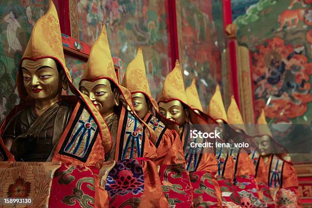 Photo libre de droit de Huit Statues De Bouddha Dans Le Temple Du Tibet banque d'images et plus d'images libres de droit de Bouddha - Bouddha, Bouddhisme, Bouddhisme tibétain