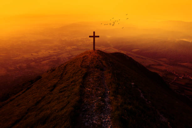 cruce sobre la colina - easter praying cross cross shape fotografías e imágenes de stock